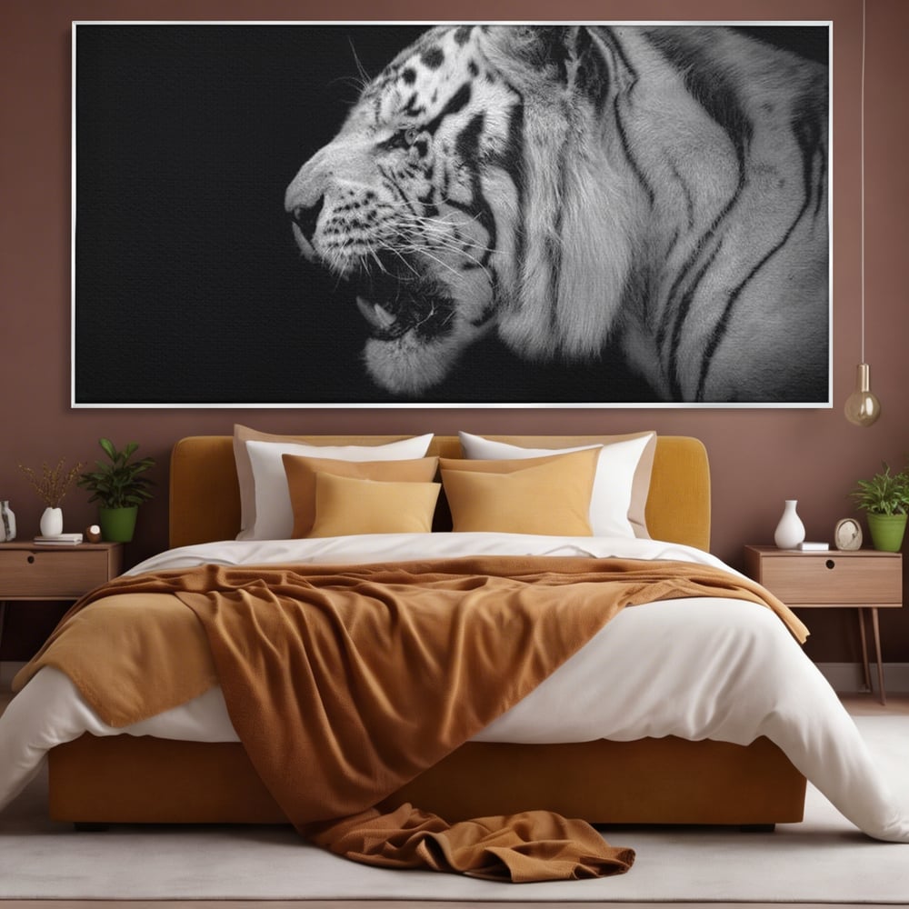Tablou canvas cu tablou canvas cu tigru alb-negru, in rama de aluminiu argintiu, pe perete intr-un dormitor